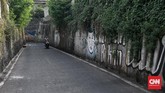FOTO: Kolong Dipo KRL Depok yang Tampak Suram Kembali Kolong Dipo KRL di Depok, Jawa Barat, yang pernah dihiasi mural pada 2018 untuk menghilangkan kesan angker, kini tampak suram kembali.