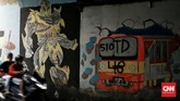 FOTO: Kolong Dipo KRL Depok yang Tampak Suram Kembali Kolong Dipo KRL di Depok, Jawa Barat, yang pernah dihiasi mural pada 2018 untuk menghilangkan kesan angker, kini tampak suram kembali.