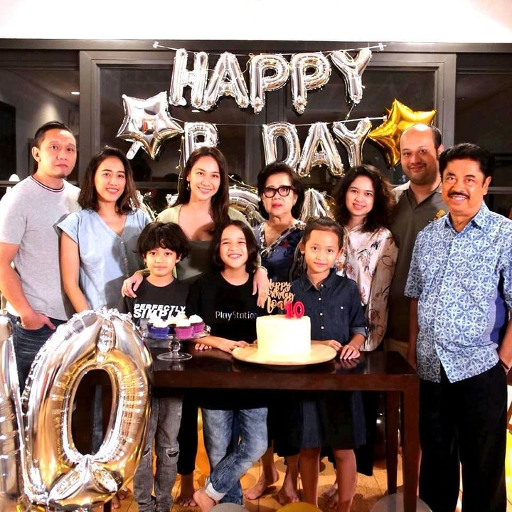 <p>Meski demikian, Noah tetap terlihat bahagia karena ia dikelilingi orang-orang tersayangnya. (Foto: Instagram @emmymuchlis)</p>
