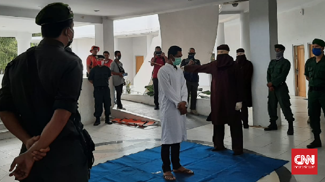Pelaku perkosaan anak di Aceh yang dihukum cambuk 169 kali belum bisa menuntaskan hukumannya karena dianggap membahayakan oleh dokter.