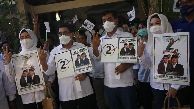 Mulanya PDIP menuduh calon wali kota Machfud Arifin mengadu domba. Tudingan balik dilayangkan. Sasarannya adalah kader PDIP yang juga wali kota Surabaya, Risma.