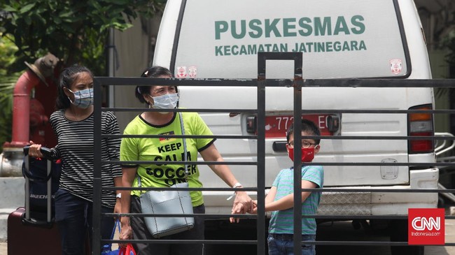 Penentuan pasien konfirmasi positif Covid-19 ke rumah sakit atau hotel isolasi mandiri harus berdasarkan rujukan fasilitas kesehatan (faskes) atau puskesmas.