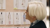 FOTO: Membingkai Kenangan Keluarga Fendi Lewat Fashion Koleksi Spring/Summer 2021 Fendi terinspirasi dari sulaman kenangan kehangatan keluarga sang desainer di rumahnya di Roma.