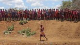 FOTO: Suku Maasai Gelar Upacara Tradisi di Tengah Pandemi Suku Maasai di Kenya menggelar upacara tradisional mereka di tengah pandemi pada Rabu (23/9). (AP Photo)