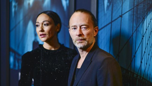 Vokalis Radiohead, Thom Yorke, dilaporkan resmi menikah dengan kekasihnya yang merupakan aktris asal Italia, Dajana Roncione, pada akhir pekan lalu di Sisilia.