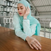 6 Tips Cantik Pakai Pashmina ala Dinda Hauw