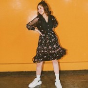 8 Gaya Vanesha Prescilla Pakai Dress dan Sneakers