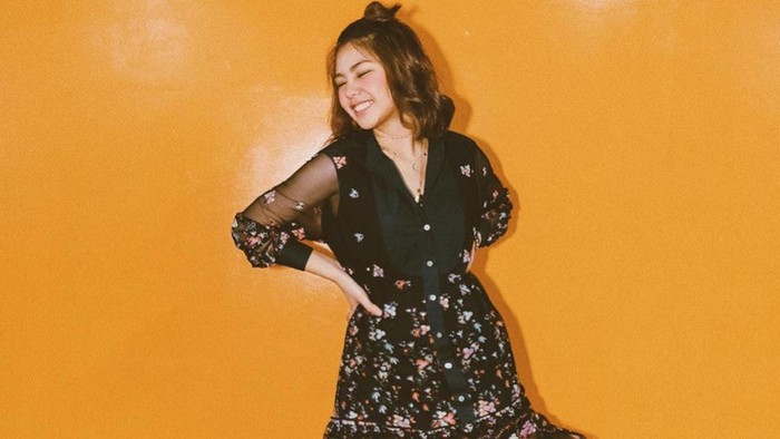 8 Gaya Vanesha Prescilla Pakai Dress dan Sneakers