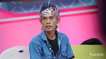 img-title Pernah Viral dan Bikin Kontroversi, Ade Londok Kini Jadi Tukang Jahit