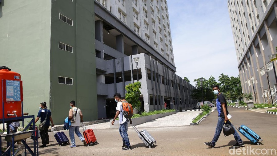 Kini isolasi mandiri di DKI Jakarta dianjurkan tidak boleh dilakukan di rumah, telah disediakan tempat khusus seperti salah satunya Rumah Sakit Darurat Wisma Atlet.