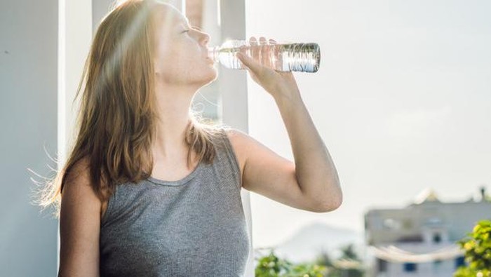 Biar Gak Dehidrasi, Begini Tips Penuhi Kebutuhan Air Putih Tiap Hari