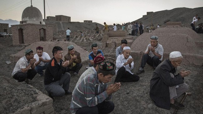 Etnis minoritas Muslim Hui di China bentrok dengan otoritas berwenang yang mau menghancurkan kubah dan masjid mereka sejak akhir pekan lalu.