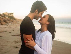 Max Ehrich Ungkap Baru Tahu Demi Lovato Batalkan Pertunangan dari Media