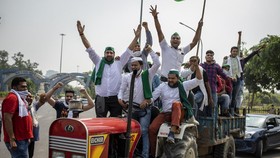 Petani India Demo Blokir Jalan Protes UU Untungkan Swasta