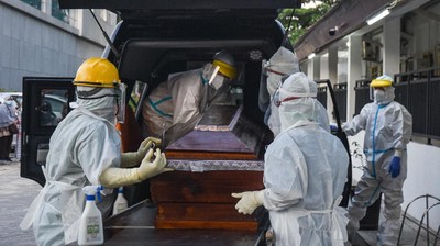 img-title Ricuh, Warga Jemput Paksa Jenazah Reaktif Covid di Makassar