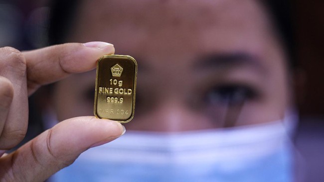 Harga jual emas Antam berada di posisi Rp1,064 juta per gram pada Jumat (12/5) pagi. Harga emas turun Rp8.000 dari perdagangan sebelumnya.