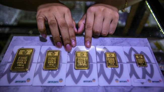 Harga jual emas Antam berada di posisi Rp1,029 juta per gram pada Rabu (1/2), naik Rp2.000 dibandingkan harga pada perdagangan sebelumnya.