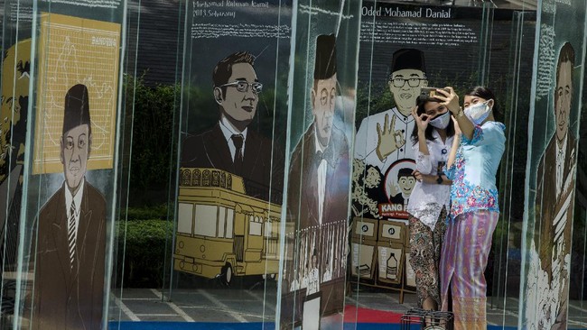 Gubernur Jawa Barat Ridwan Kamil menyatakan lima zona merah Jabar saat ini Kota Bandung, Kabupaten Bandung Barat, Kota Bogor, Kota Bekasi dan Kabupaten Bekasi.