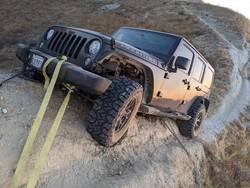 Maksa Lewat Jalur Sepeda Gunung, Jeep Nyangkut di Bibir Jurang dan Ditinggal Begitu Saja