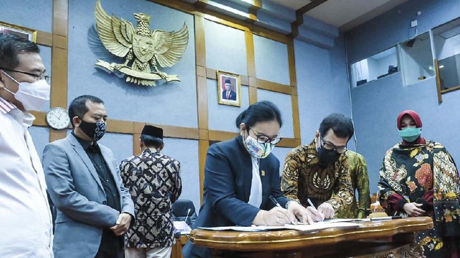 APBN tersebut guna membangkitkan kembali sektor pariwisata dan ekonomi kreatif akibat pandemi Covid-19.