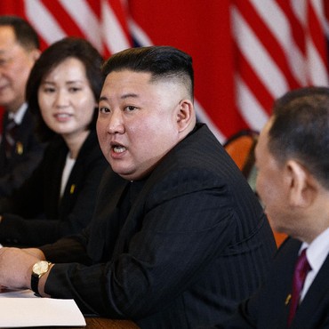 Momen Langka Kim Jong Un Mesra dengan Istri, Pejabat Korea Utara Tegang