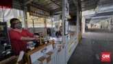 FOTO: Layanan Drive Thru Wisata Kuliner demi Cegah Kerumunan Pengelola restoran di kawasan Thamrin, Jakarta Pusat menerapkan layanan drive thru demi mencegah potensi kerumunan yang berisiko menyebarkan virus corona.