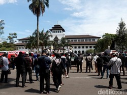Ribuan Buruh Bergerak dari Cimahi ke Gedung Sate