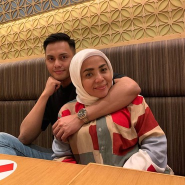 Berpose di Pinggir Kolam Renang, Muzdalifah Tuai Pujian