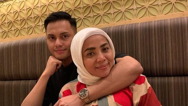 img-title Berpose di Pinggir Kolam Renang, Muzdalifah Tuai Pujian