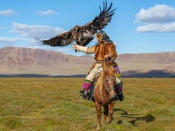 Sisi Lain Pemburu Mongolia: Keahliannya Datang Dari Negara Tetangga