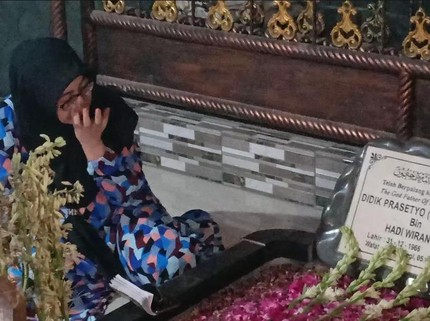 Tangis Istri Pertama Didi Kempot Pecah Lihat Nisan Sang Suami