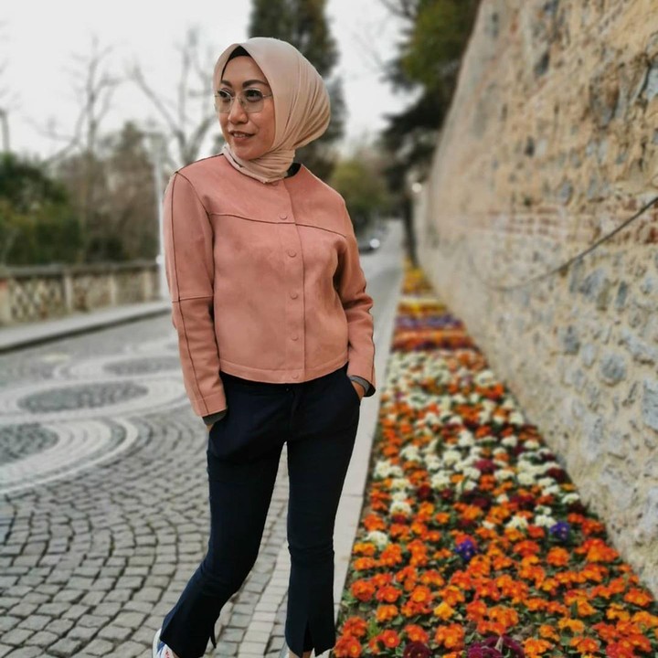 <p>Walaupun sudah menjadi nenek, Susanti tetap terlihat cantik dan awet muda ya. (Foto: Instagram @susanti.a)</p>
