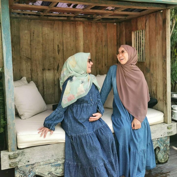 <p>Wajah awet muda Susanti ini bahkan membuat netizen mengira dia dan anaknya, Irish Bella seperti kakak adik lho. (Foto: Instagram @susanti.a)</p>
