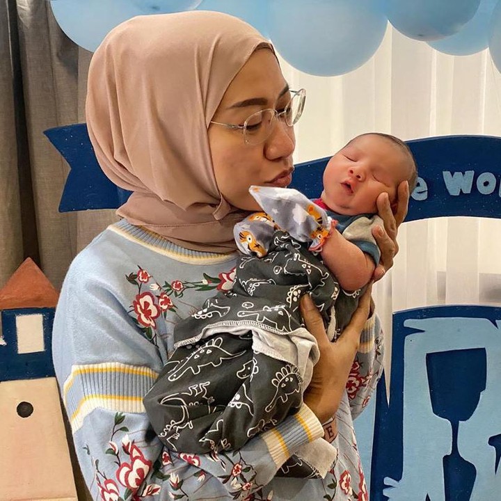 <p>Kelahiran putra Irish Bella dan Ammar Zoni juga memberikan kebahagiaan untuk ibunda Irish Bella, Susanti Arifin. (Foto: Instagram @susanti.a)</p>