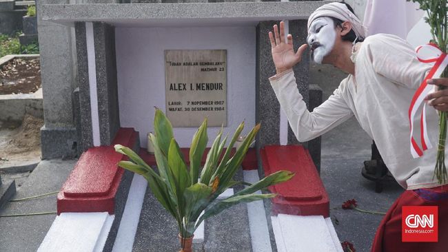 Lokra menggelar pementasan seni sekaligus penghormatan kepada Alexius Impurung Mendur di HUT ke-210 Bandung.