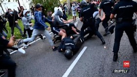 VIDEO: Unjuk Rasa Pembatasan Sosial Berakhir Bentrok