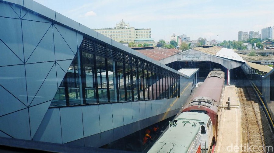Stasiun Bandung punya 'wajah baru' dengan adanya jembatan modern (SkyBridge) yang membentang dari arah selatan menuju utara. Pemandangan ini jelas berbeda jika dibandingkan dengan stasiun yang ada di wilayah PT KAI Daerah Operasional (Daop 2) Bandung lainnya.