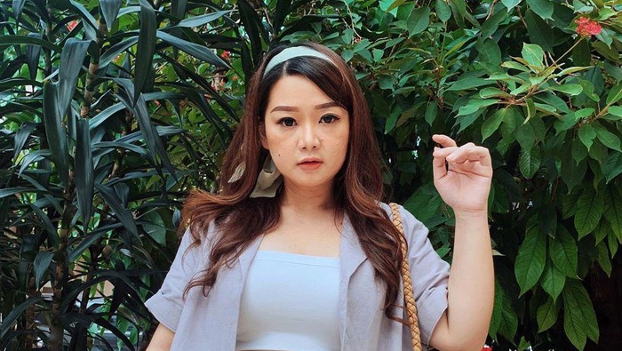 5 Model Atasan yang Bikin Wanita Berisi Terlihat Kurus