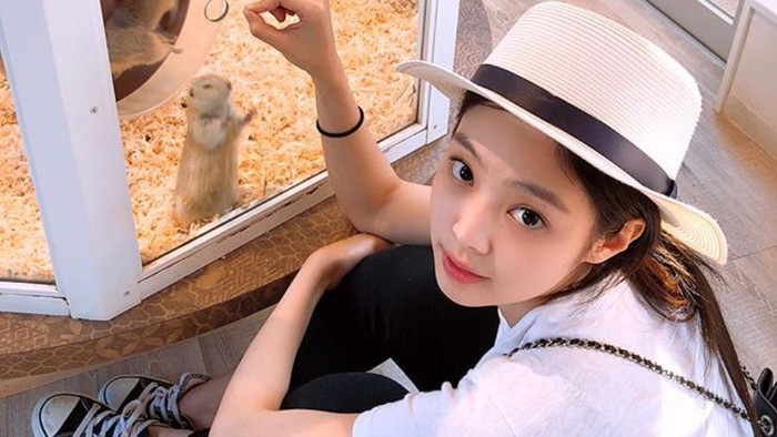 8 Outfit Putih Ala Jennie BLACKPINK yang Simpel dan Nyaman