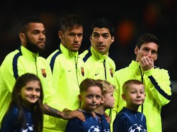 Dukung Neymar dan Messi, Dani Alves Juga Serang Barcelona soal Suarez