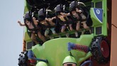 FOTO: Disneyland Hong Kong Dibuka Kembali Disneyland Hong Kong dibuka kembali pada Jumat (25/9) dengan protokol kesehatan yang ketat demi mencegah penyebaran virus corona.