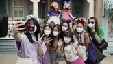 FOTO: Disneyland Hong Kong Dibuka Kembali Disneyland Hong Kong dibuka kembali pada Jumat (25/9) dengan protokol kesehatan yang ketat demi mencegah penyebaran virus corona.