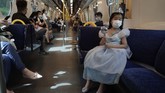 FOTO: Disneyland Hong Kong Dibuka Kembali Disneyland Hong Kong dibuka kembali pada Jumat (25/9) dengan protokol kesehatan yang ketat demi mencegah penyebaran virus corona.