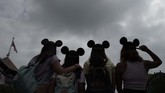 FOTO: Disneyland Hong Kong Dibuka Kembali Disneyland Hong Kong dibuka kembali pada Jumat (25/9) dengan protokol kesehatan yang ketat demi mencegah penyebaran virus corona.