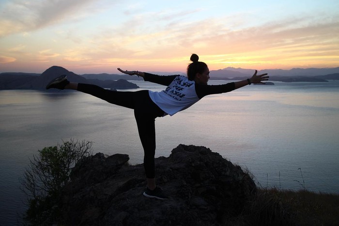 Olahraga dengan ciri khas menyeimbangkan pikiran dan gerakan ini pula lah yang menjadi pilihan Luna Maya. Dalam beberapa kesempatan, Luna terlihat melakukan yoga di luar ruangan. Tidak heran jika bentuk tubuhnya begitu ideal di usia 37 tahun. (Foto: instagram.com/lunamaya)