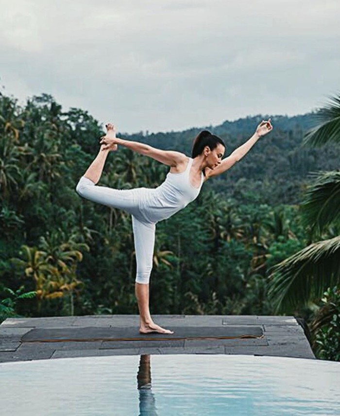 Artis cantik yang sudah berkepala lima ini memang punya body goals yang selalu buat iri. Tidak hanya itu, penampilannya pun selalu terlihat awet muda. Usut punya usut ternyata ia rutin melakukan olahraga berupa yoga dan diimbangi dengat diet sehat. Alhasil seperti yang kita lihat sekarang, Sophia Latjuba selalu tampil bugar dan tetap cantik. (Foto: instagram.com/sophia_latjuba88)
