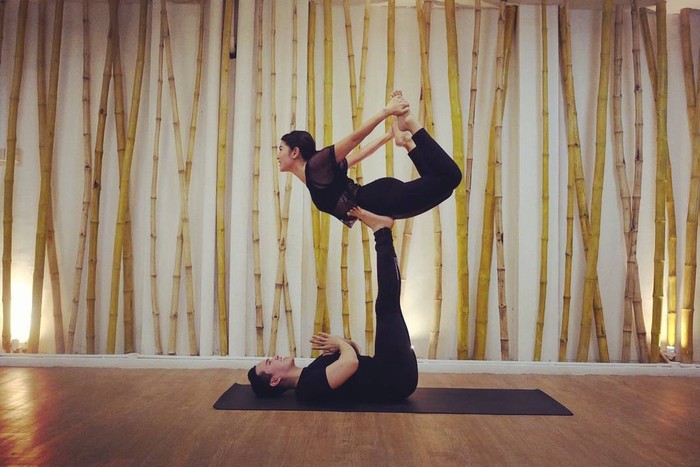 Si cantik Dian Sastro juga merasakan manfaat yoga yang selama ini dijalaninya. Diketahui bahwa pemain Film Ada Apa dengan Cinta? ini kerap meluangkan waktu untuk melakukan yoga di sela-sela kesibukannya. Beberapa kali ia terlihat melakukan aktivitas yoganya baik itu sendiri maupun dengan instruktur. (Foto: instagram.com/therealdisastr)