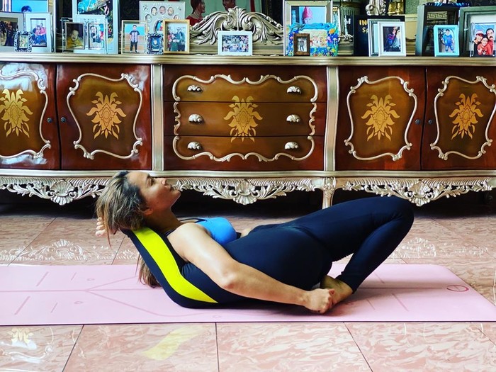Pedangdut Inul Daratista juga masuk dalam deretan artis hobi yoga. Tidak tanggung-tanggung, wanita berusia 41 tahun ini juga diketahui seudah menguasai banyak gerakan yoga. Beberapa kali aktivitas yoga yang dilakukannya ia unggah di akun instagram pribadi dan mendatangkan banyak rasa kagum. (Foto: instagram.com/inul.d)