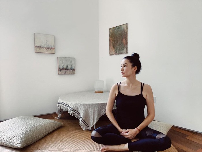 Meskipun sudah tidak muda lagi, Nadya Hutagalung tetap aktif berolahraga yoga untuk memelihara kesehatannya. Bahkan, wanita blasteran ini punya tubuh yang indah berkat aktivitas yoganya tersebut. Melakukan yoga dengan rutin dan selalu berpikir positif memiliki pengaruh kuat bagi seorang Nadya Hutagalung. (Foto: instagram.com/nadyahutagalung)