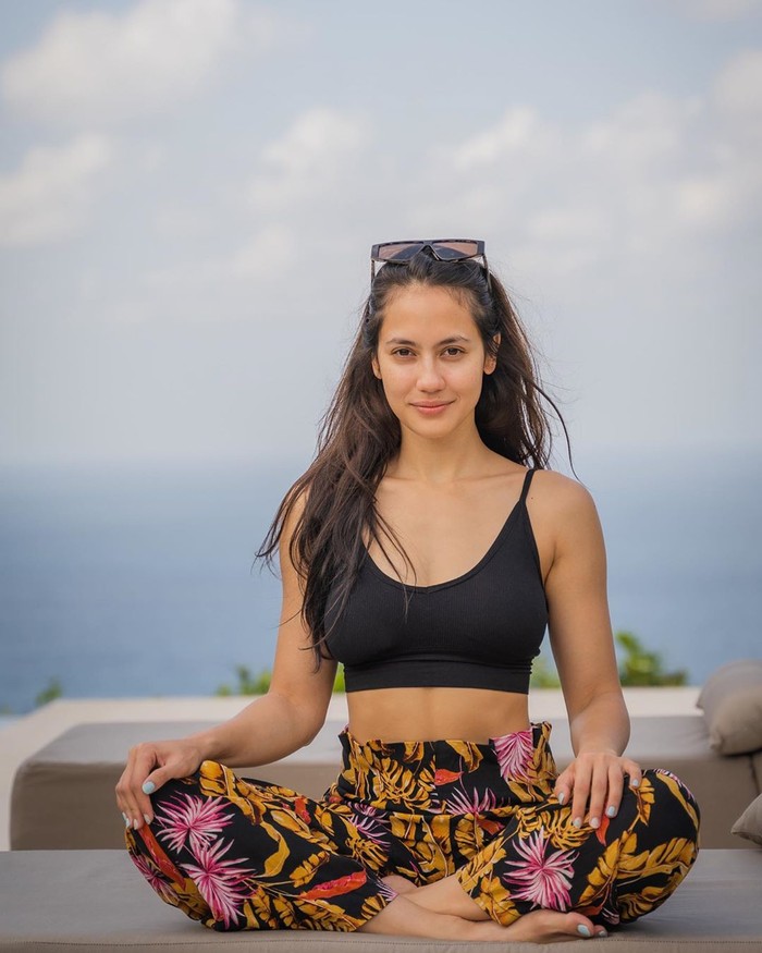 Artis seksi Pevita Pearce memang banyak digandrungi karena pesona wajah dan bodynya yang menawan. Hal tersebut ia dapatkan dari berolahraga. Salah satu olahraga andalannya adalah yoga. Tidak heran jika Pevita selalu tampil bugar dan awet muda. (Foto: instagram.com/pevpearce)